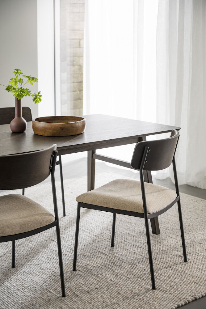 Maymont stol brun ekrygg/ljusbeige tyg/svart metall stapelbar, en produkt av hög kvalitet till bra pris från Ulfåsa möbler