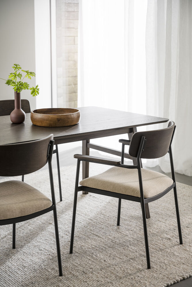 Maymont karmstol brun ekrygg/ljusbeige tyg/svart metall stapelbar, en produkt av hög kvalitet till bra pris från Ulfåsa möbler