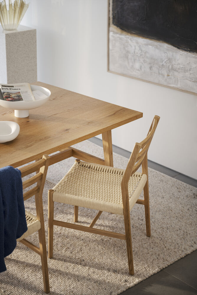 Harlan stol ek/flätad sits, en produkt av hög kvalitet till bra pris från Ulfåsa möbler