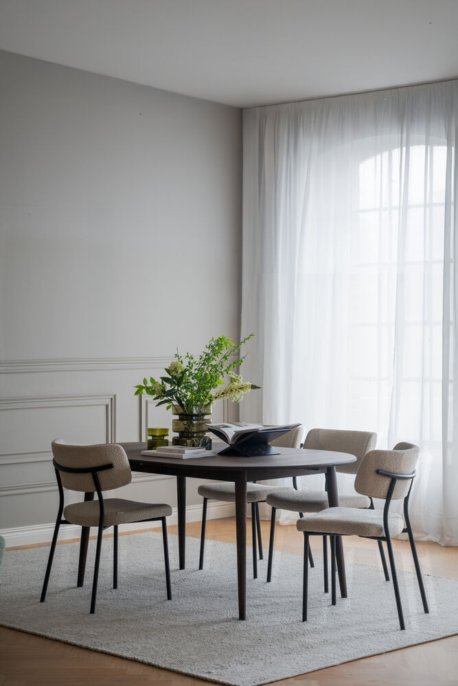 Herbster stol beige tyg/svarta metallben, en produkt av hög kvalitet till bra pris från Ulfåsa möbler