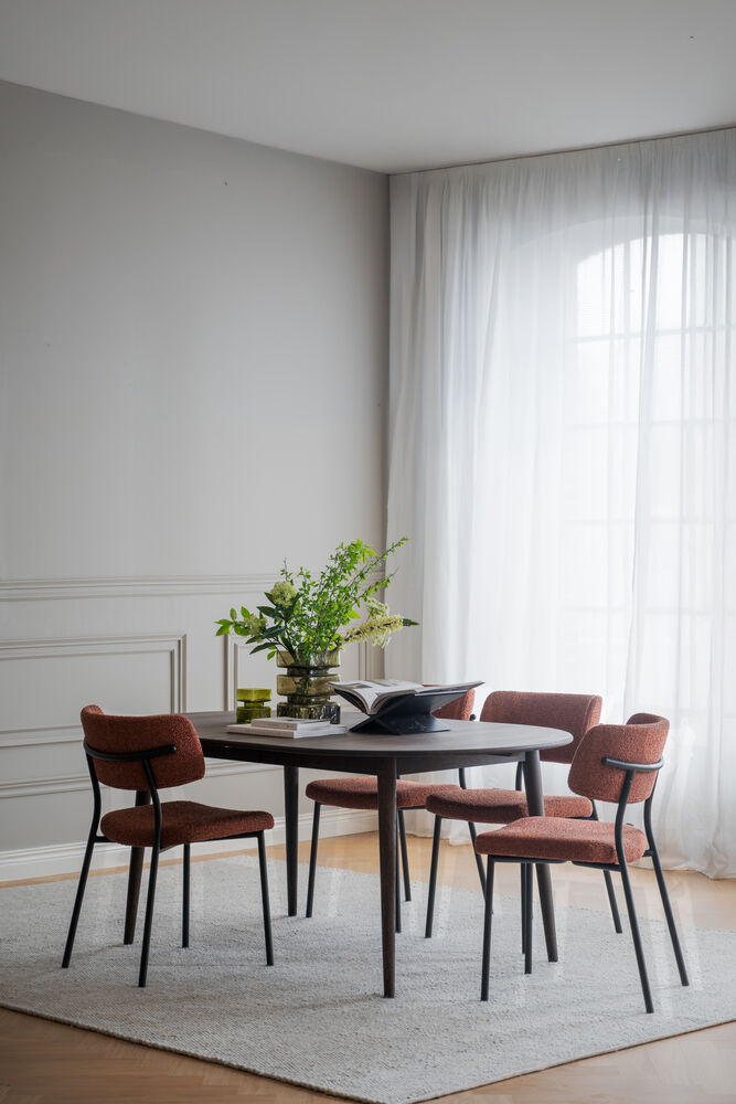 Herbster stol rött tyg/svarta metallben, en produkt av hög kvalitet till bra pris från Ulfåsa möbler