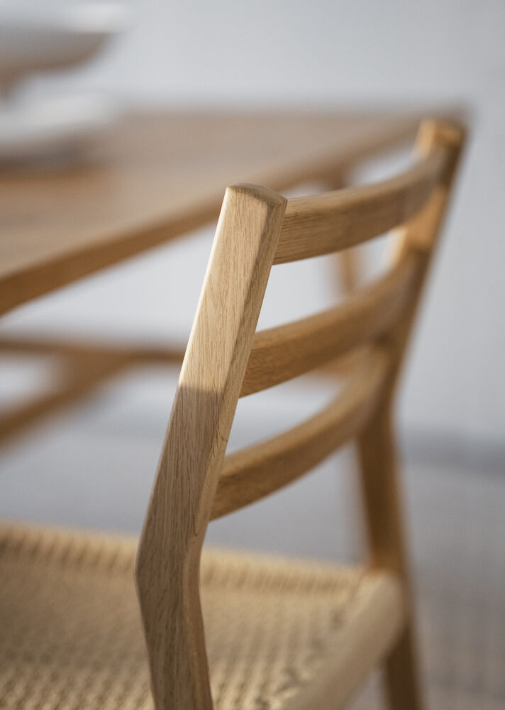 Harlan stol ek/flätad sits, en produkt av hög kvalitet till bra pris från Ulfåsa möbler