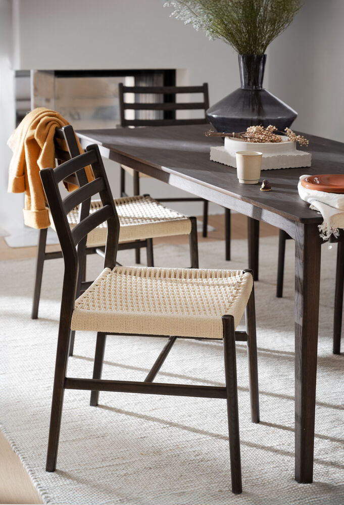 Harlan stol brun ek/flätad sits, en produkt av hög kvalitet till bra pris från Ulfåsa möbler