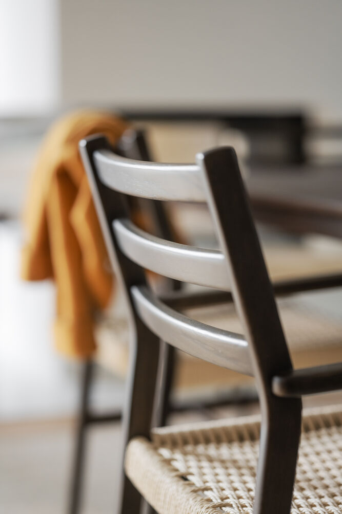 Harlan karmstol brun ek/flätad sits, en produkt av hög kvalitet till bra pris från Ulfåsa möbler