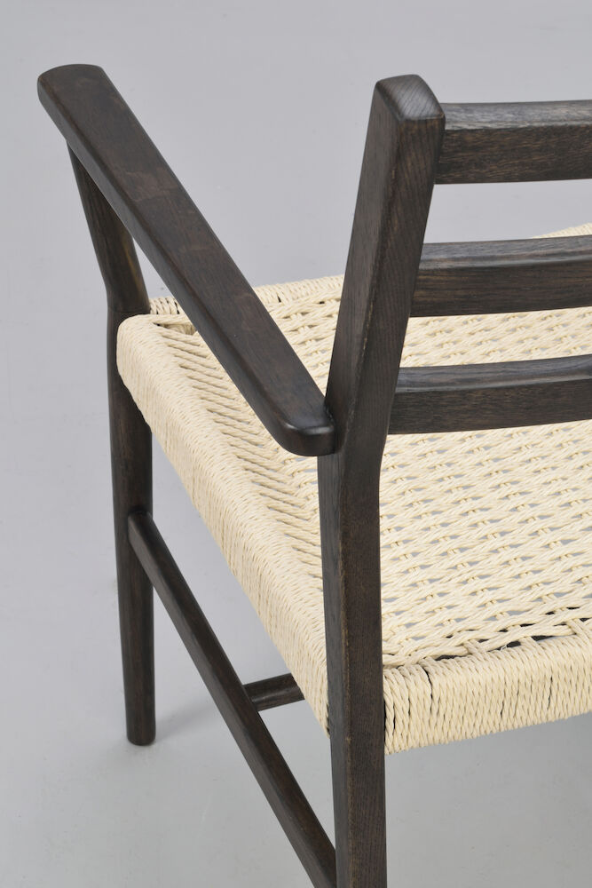 Harlan karmstol brun ek/flätad sits, en produkt av hög kvalitet till bra pris från Ulfåsa möbler