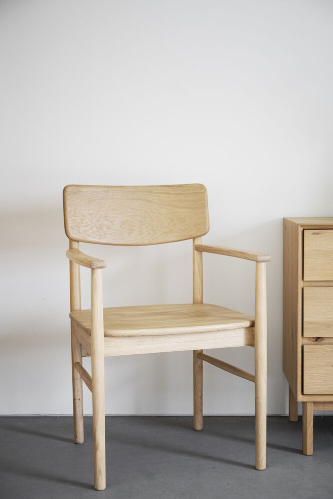 Maidstone karmstol ek, en produkt av hög kvalitet till bra pris från Ulfåsa möbler