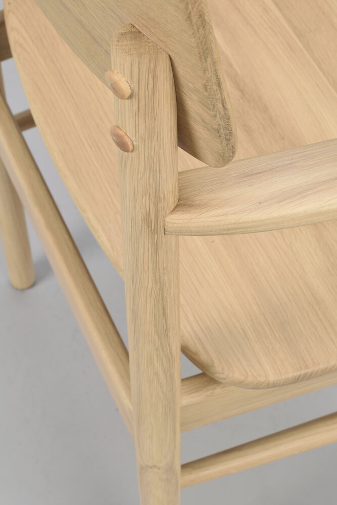 Maidstone karmstol ek, en produkt av hög kvalitet till bra pris från Ulfåsa möbler