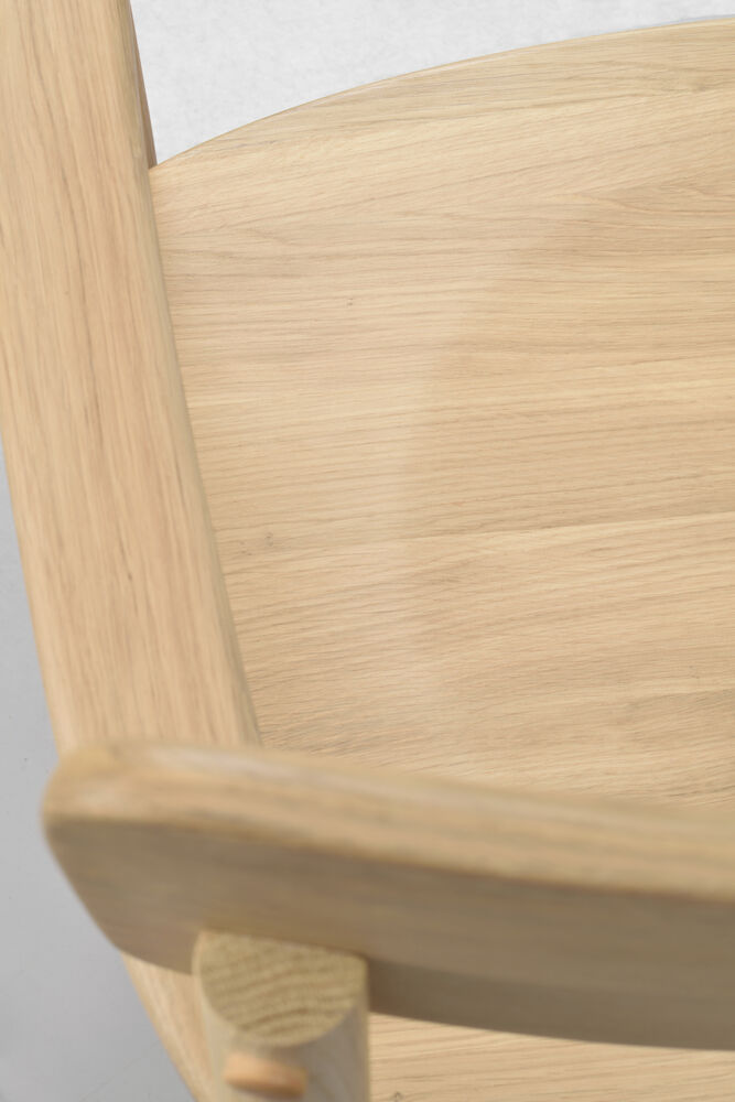 Maidstone karmstol ek, en produkt av hög kvalitet till bra pris från Ulfåsa möbler