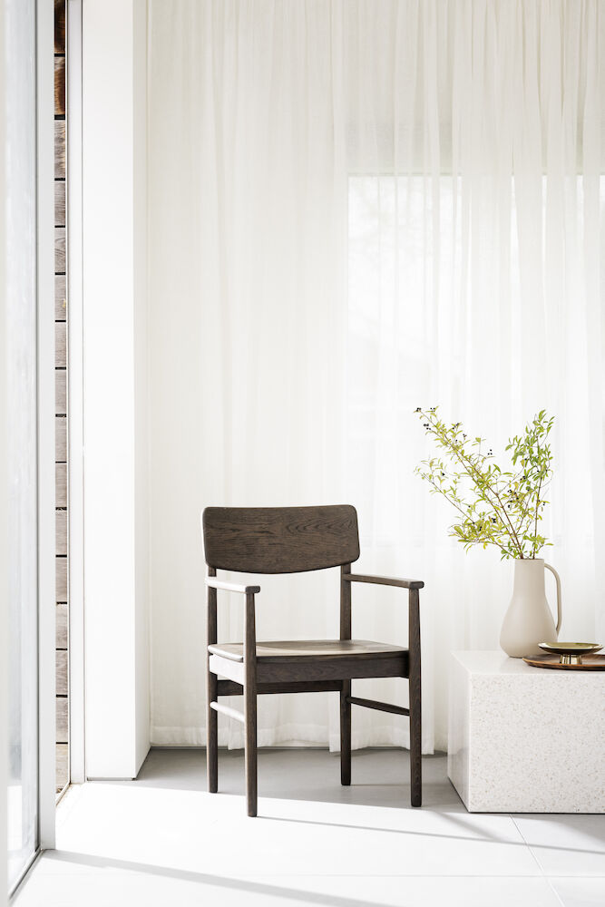 Maidstone karmstol brun ek, en produkt av hög kvalitet till bra pris från Ulfåsa möbler