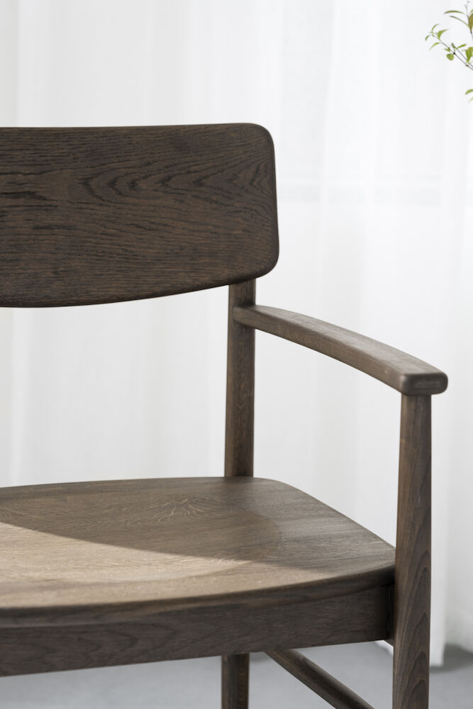 Maidstone karmstol brun ek, en produkt av hög kvalitet till bra pris från Ulfåsa möbler