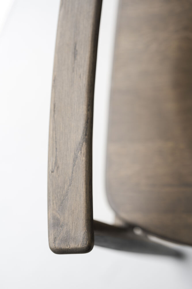 Maidstone karmstol brun ek, en produkt av hög kvalitet till bra pris från Ulfåsa möbler