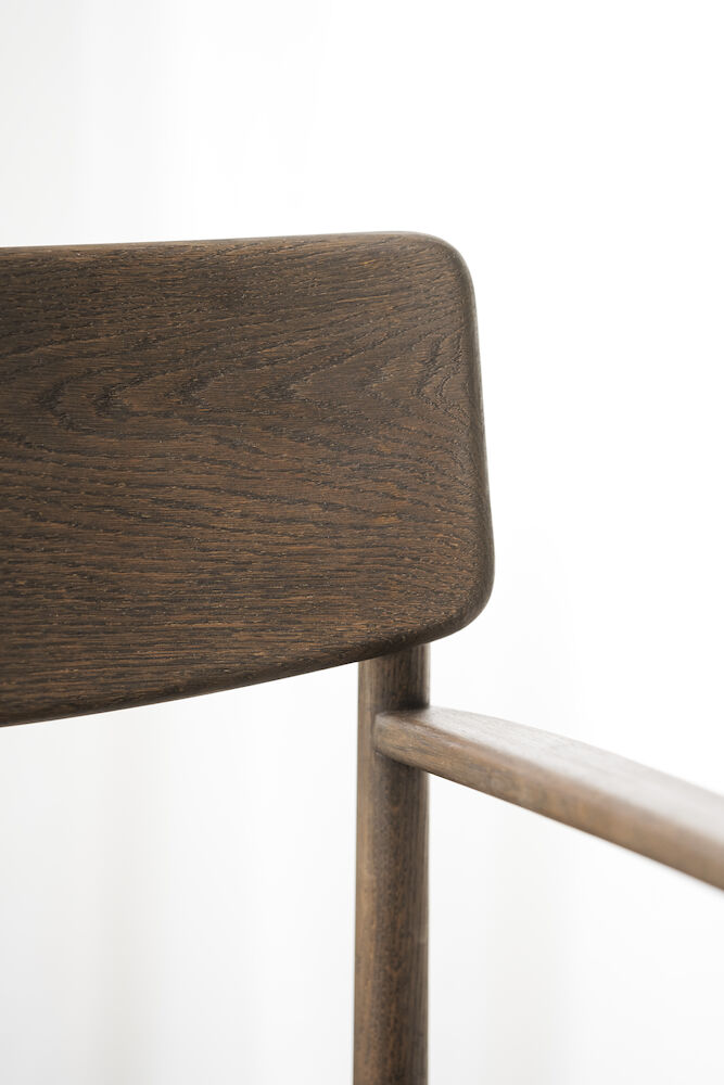 Maidstone karmstol brun ek, en produkt av hög kvalitet till bra pris från Ulfåsa möbler