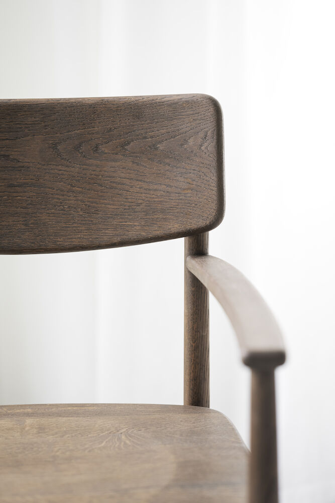 Maidstone karmstol brun ek, en produkt av hög kvalitet till bra pris från Ulfåsa möbler