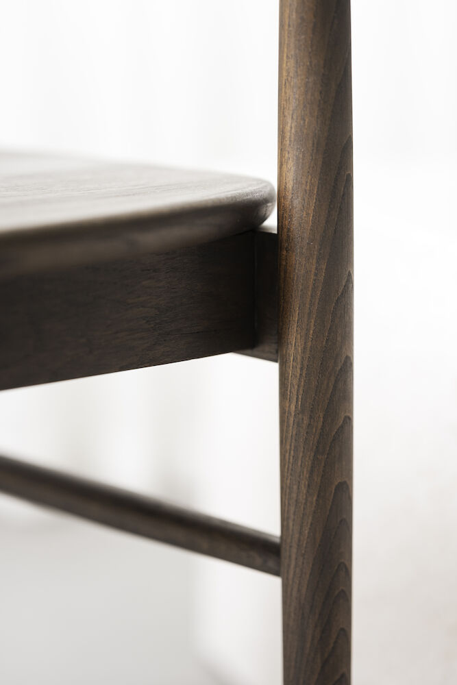 Maidstone karmstol brun ek, en produkt av hög kvalitet till bra pris från Ulfåsa möbler