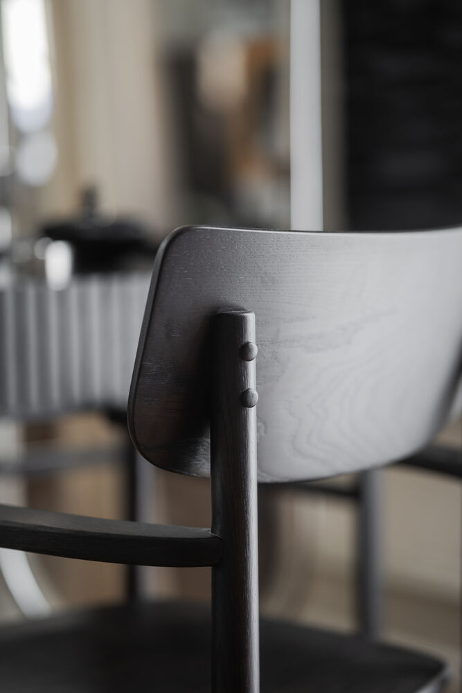 Maidstone karmstol brun ek, en produkt av hög kvalitet till bra pris från Ulfåsa möbler