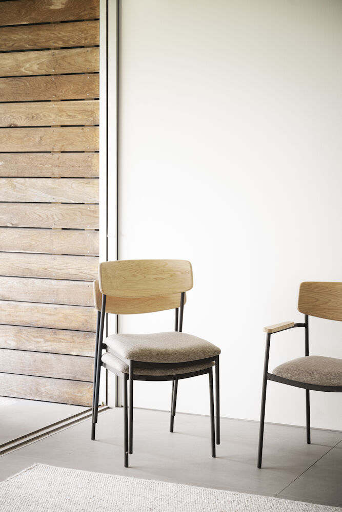 Maymont stol ekrygg/mörkbeige tyg/svart metall stapelbar, en produkt av hög kvalitet till bra pris från Ulfåsa möbler