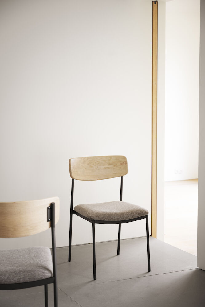 Maymont stol ekrygg/mörkbeige tyg/svart metall stapelbar, en produkt av hög kvalitet till bra pris från Ulfåsa möbler