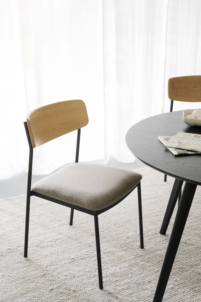 Maymont stol ekrygg/mörkbeige tyg/svart metall stapelbar, en produkt av hög kvalitet till bra pris från Ulfåsa möbler