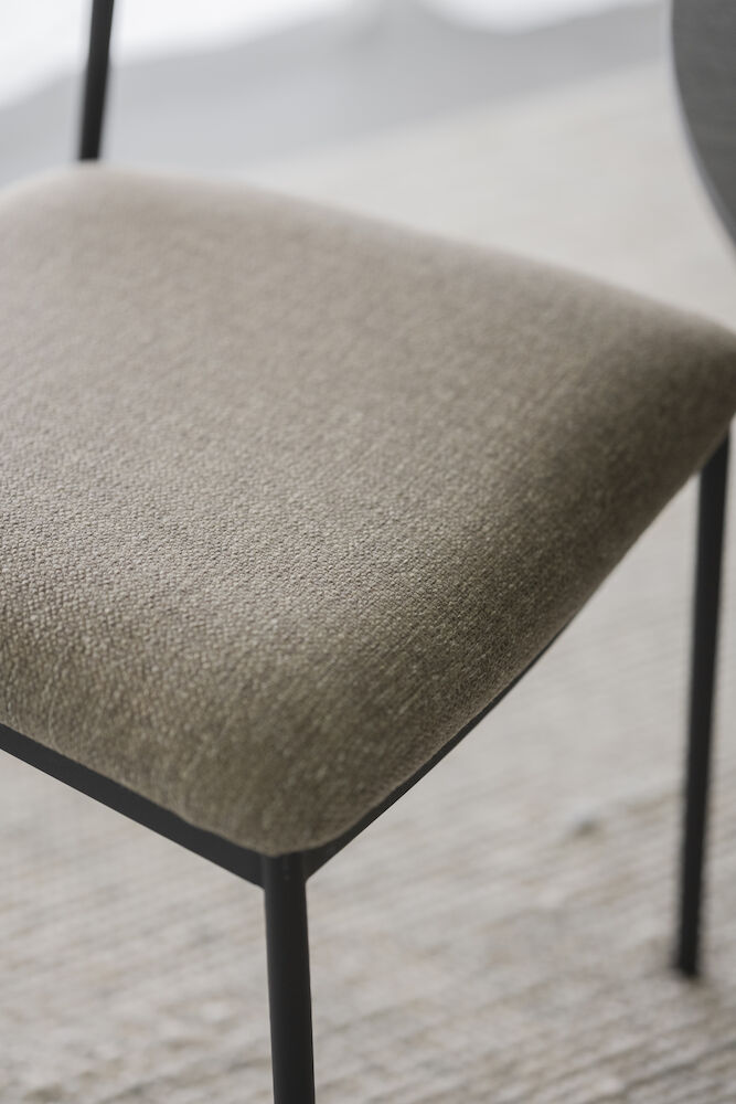 Maymont stol ekrygg/mörkbeige tyg/svart metall stapelbar, en produkt av hög kvalitet till bra pris från Ulfåsa möbler