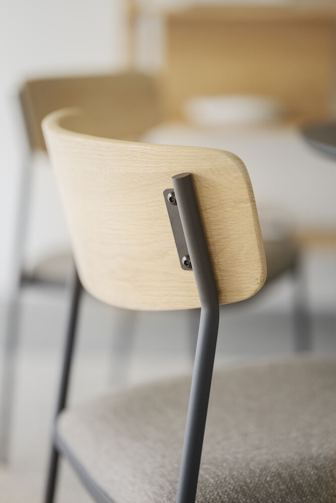 Maymont stol ekrygg/mörkbeige tyg/svart metall stapelbar, en produkt av hög kvalitet till bra pris från Ulfåsa möbler