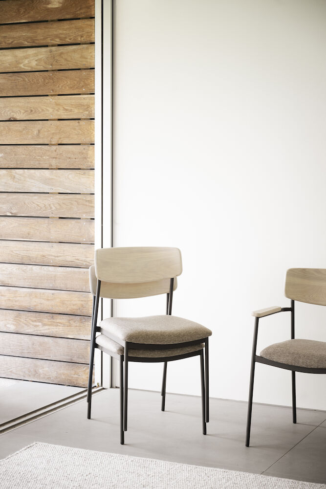 Maymont stol vitpig.ekrygg/mörkbeige tyg/svart metall stapelbar, en produkt av hög kvalitet till bra pris från Ulfåsa möbler