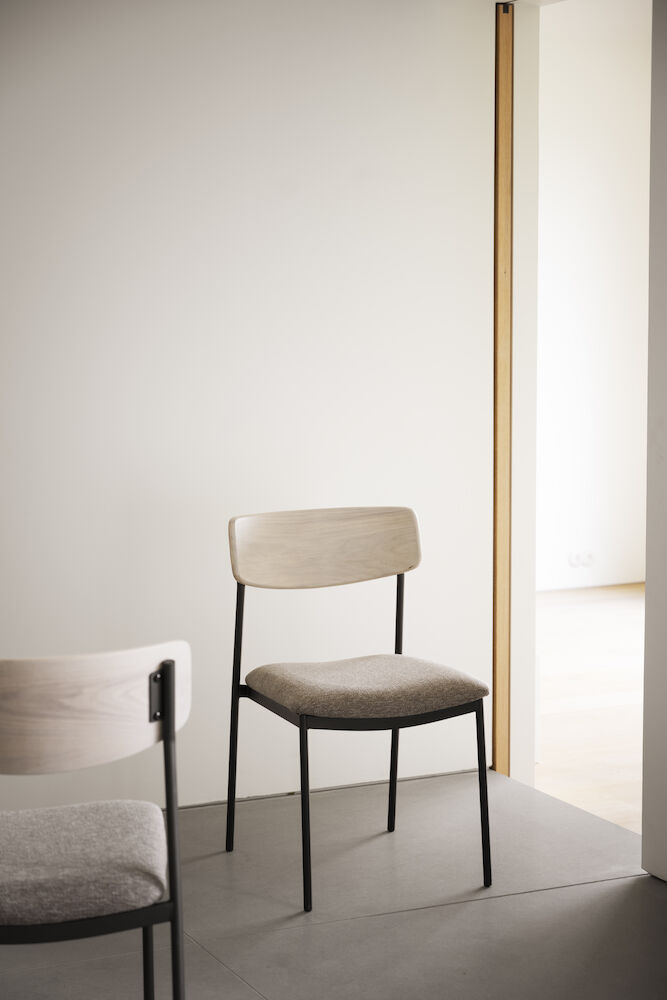 Maymont stol vitpig.ekrygg/mörkbeige tyg/svart metall stapelbar, en produkt av hög kvalitet till bra pris från Ulfåsa möbler