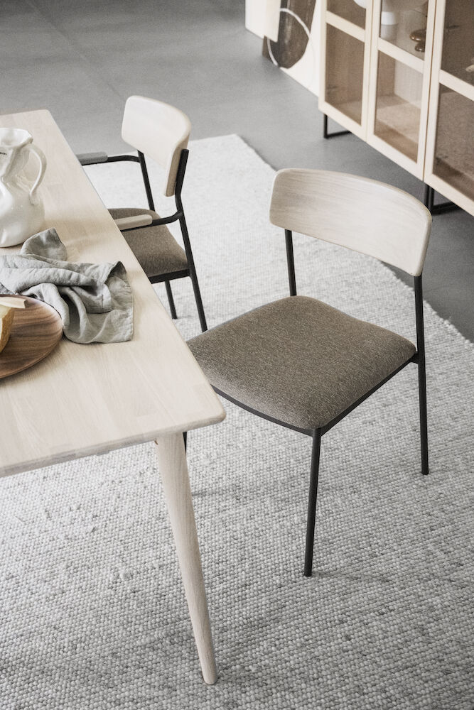 Maymont stol vitpig.ekrygg/mörkbeige tyg/svart metall stapelbar, en produkt av hög kvalitet till bra pris från Ulfåsa möbler