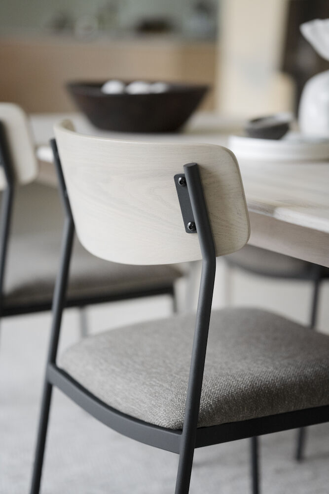 Maymont stol vitpig.ekrygg/mörkbeige tyg/svart metall stapelbar, en produkt av hög kvalitet till bra pris från Ulfåsa möbler