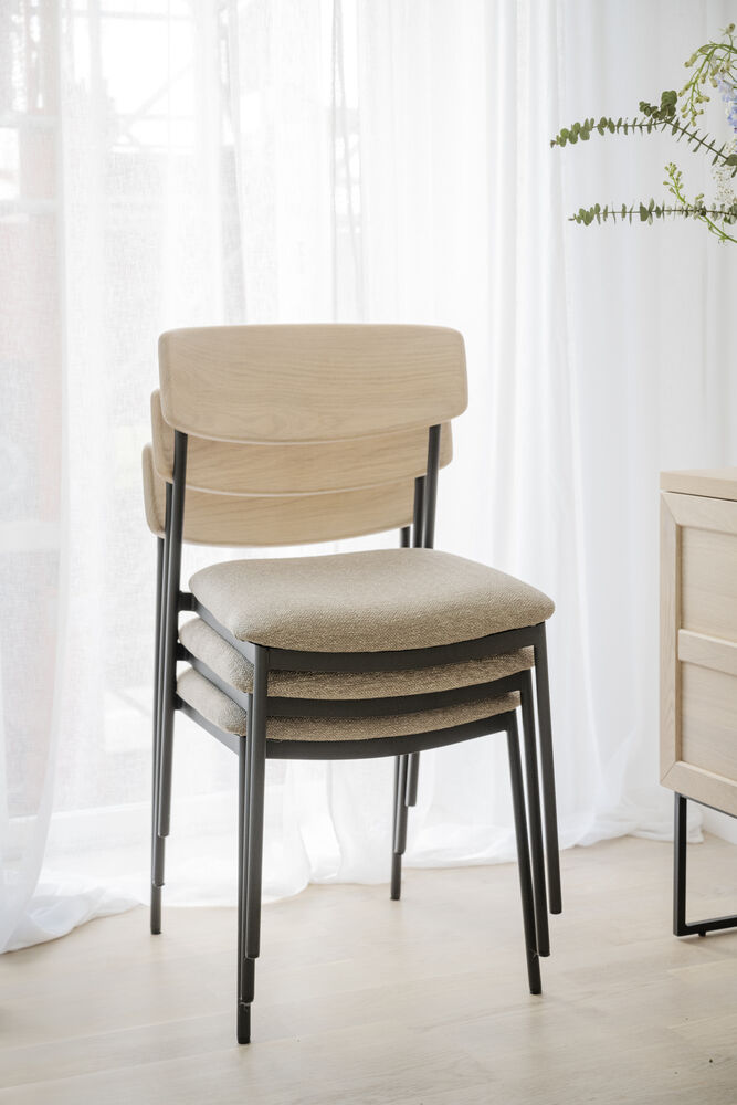 Maymont stol vitpig.ekrygg/mörkbeige tyg/svart metall stapelbar, en produkt av hög kvalitet till bra pris från Ulfåsa möbler