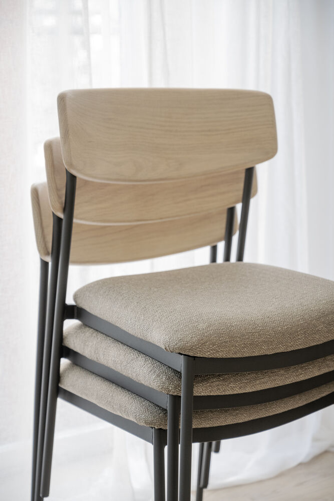 Maymont stol vitpig.ekrygg/mörkbeige tyg/svart metall stapelbar, en produkt av hög kvalitet till bra pris från Ulfåsa möbler