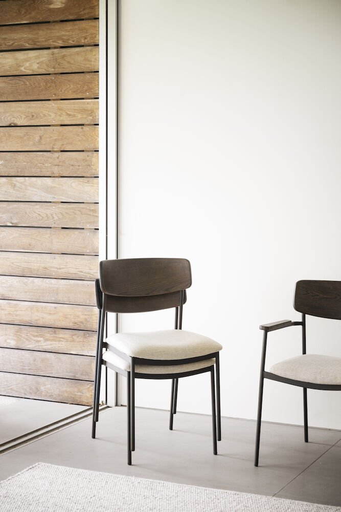 Maymont stol brun ekrygg/ljusbeige tyg/svart metall stapelbar, en produkt av hög kvalitet till bra pris från Ulfåsa möbler