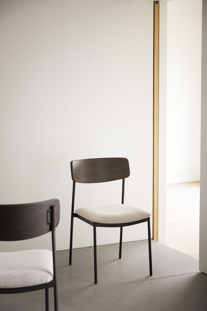 Maymont stol brun ekrygg/ljusbeige tyg/svart metall stapelbar, en produkt av hög kvalitet till bra pris från Ulfåsa möbler