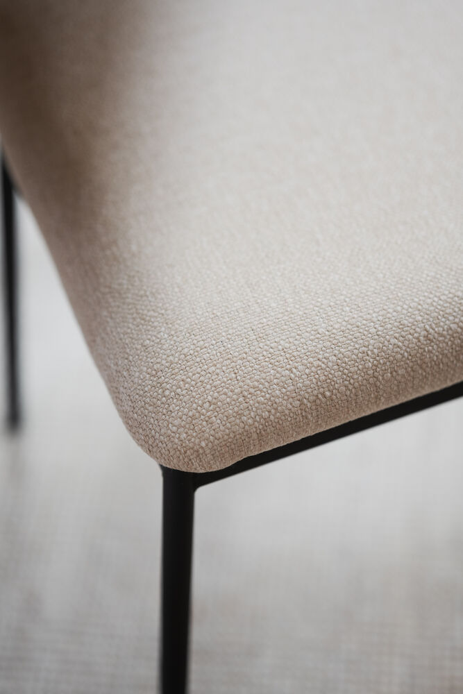 Maymont stol brun ekrygg/ljusbeige tyg/svart metall stapelbar, en produkt av hög kvalitet till bra pris från Ulfåsa möbler