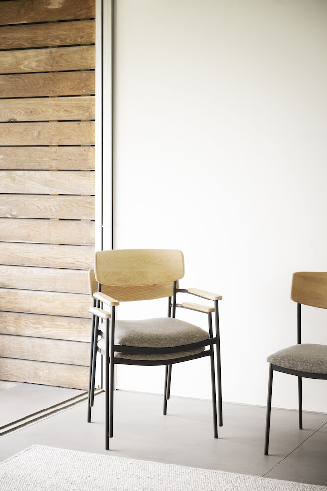 Maymont karmstol ekrygg/mörkbeige tyg/svart metall stapelbar, en produkt av hög kvalitet till bra pris från Ulfåsa möbler