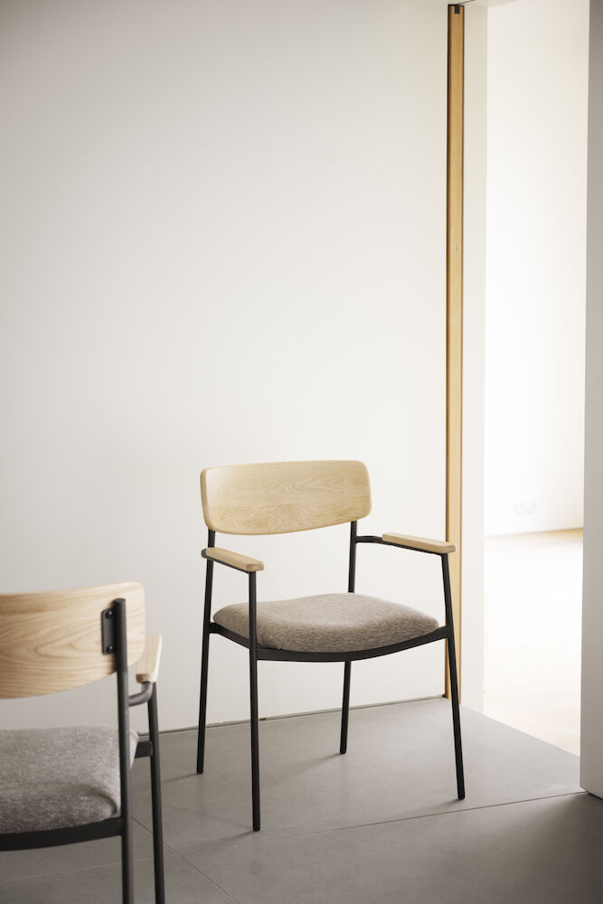 Maymont karmstol ekrygg/mörkbeige tyg/svart metall stapelbar, en produkt av hög kvalitet till bra pris från Ulfåsa möbler