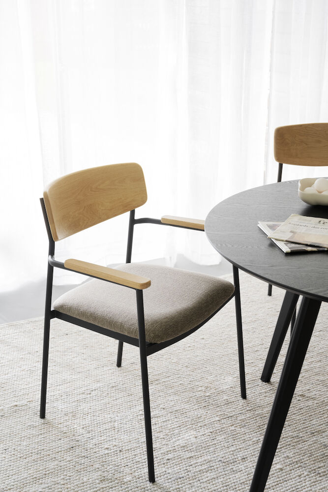 Maymont karmstol ekrygg/mörkbeige tyg/svart metall stapelbar, en produkt av hög kvalitet till bra pris från Ulfåsa möbler