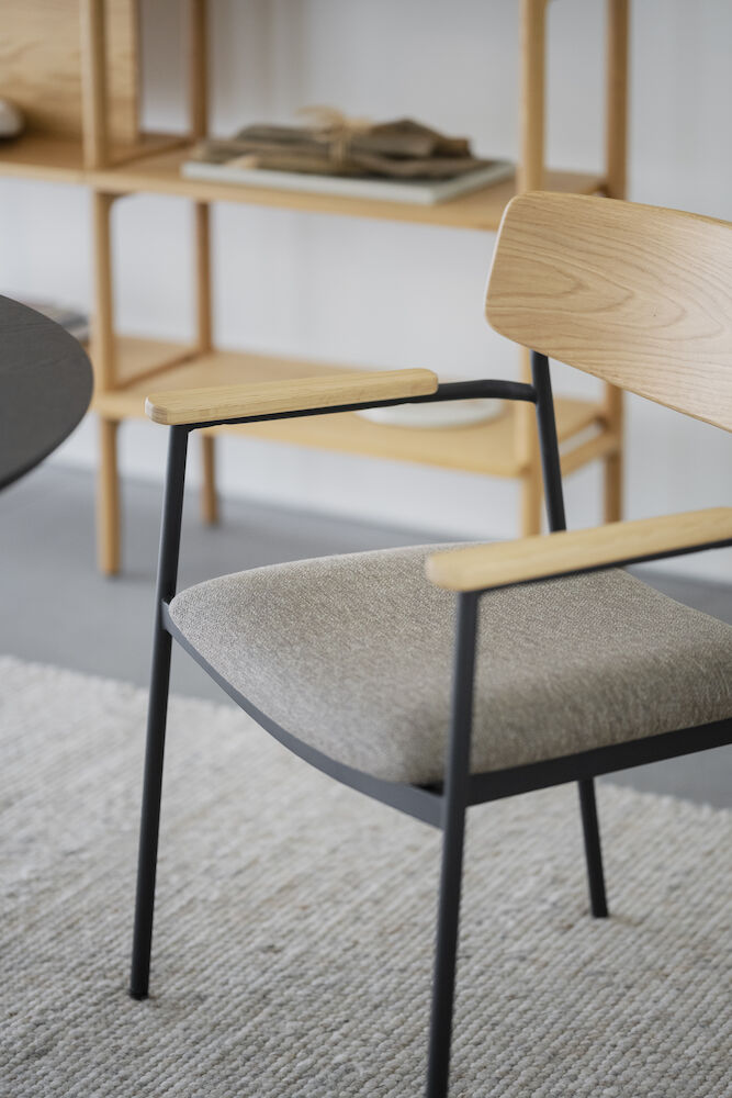 Maymont karmstol ekrygg/mörkbeige tyg/svart metall stapelbar, en produkt av hög kvalitet till bra pris från Ulfåsa möbler