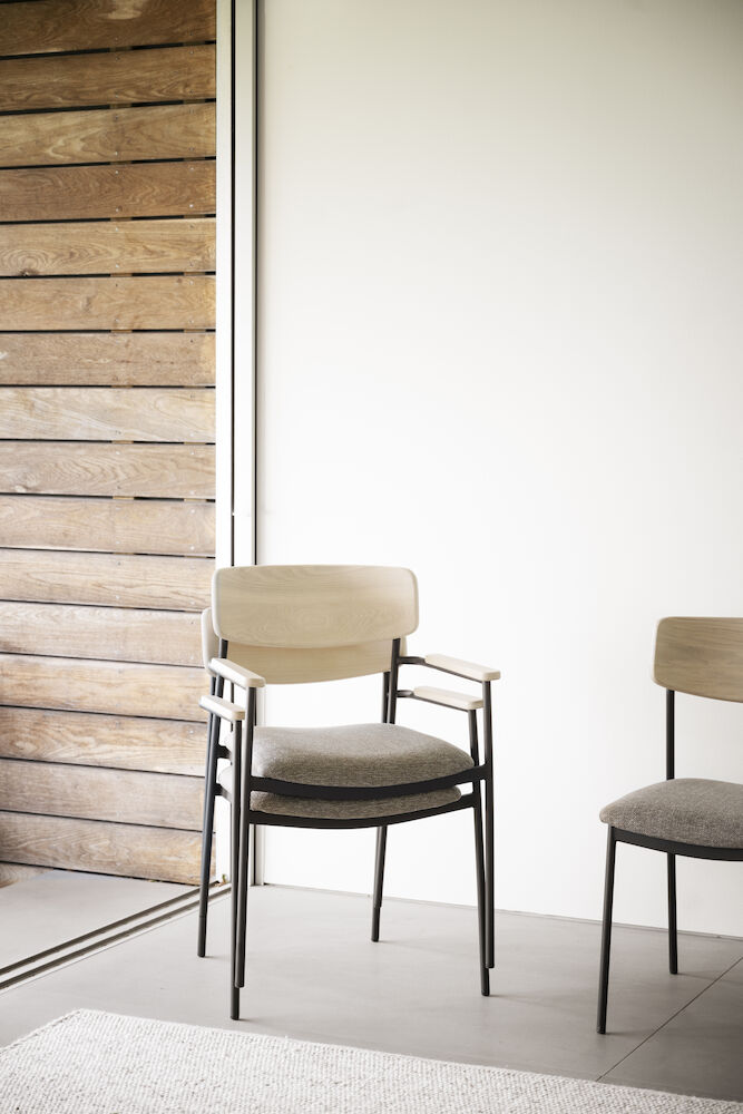 Maymont karmstol vitpig.ekrygg/mörkbeige tyg/svart metall stapelbar, en produkt av hög kvalitet till bra pris från Ulfåsa möbler