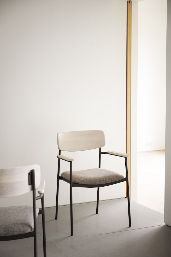 Maymont karmstol vitpig.ekrygg/mörkbeige tyg/svart metall stapelbar, en produkt av hög kvalitet till bra pris från Ulfåsa möbler