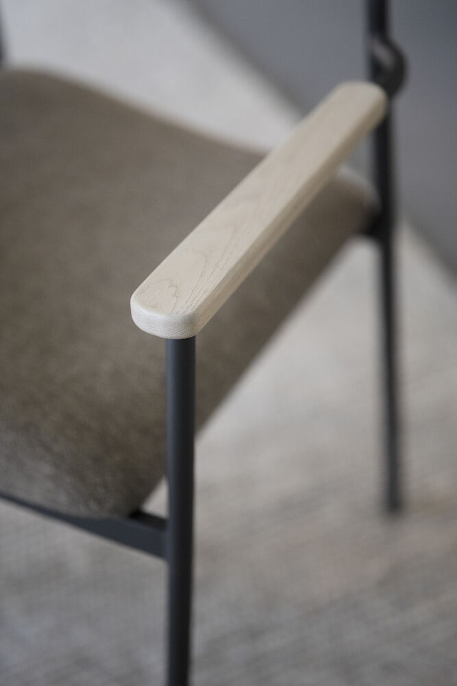 Maymont karmstol vitpig.ekrygg/mörkbeige tyg/svart metall stapelbar, en produkt av hög kvalitet till bra pris från Ulfåsa möbler