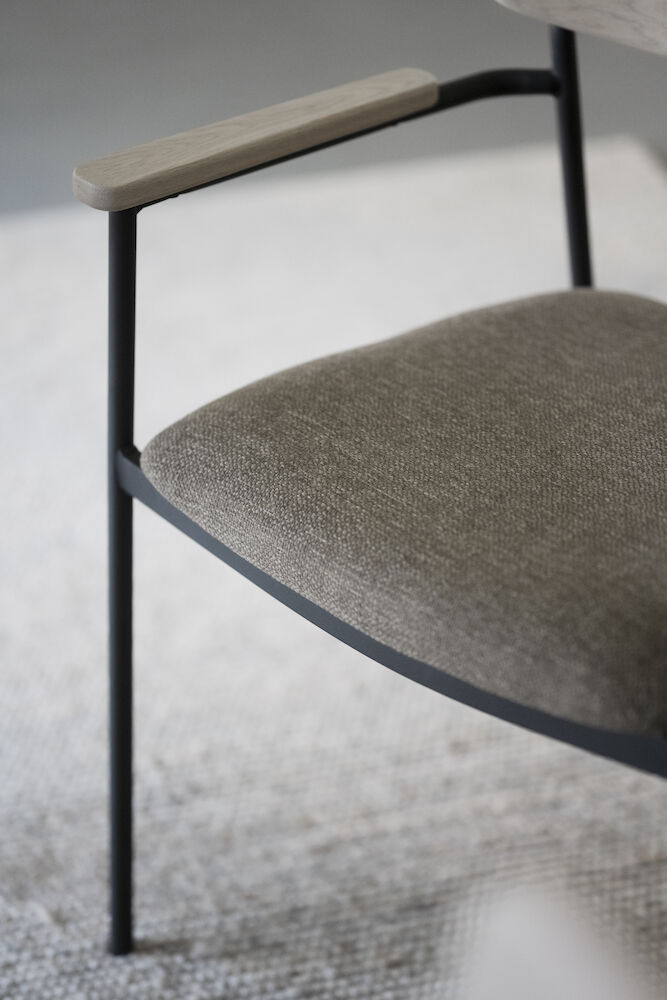 Maymont karmstol vitpig.ekrygg/mörkbeige tyg/svart metall stapelbar, en produkt av hög kvalitet till bra pris från Ulfåsa möbler