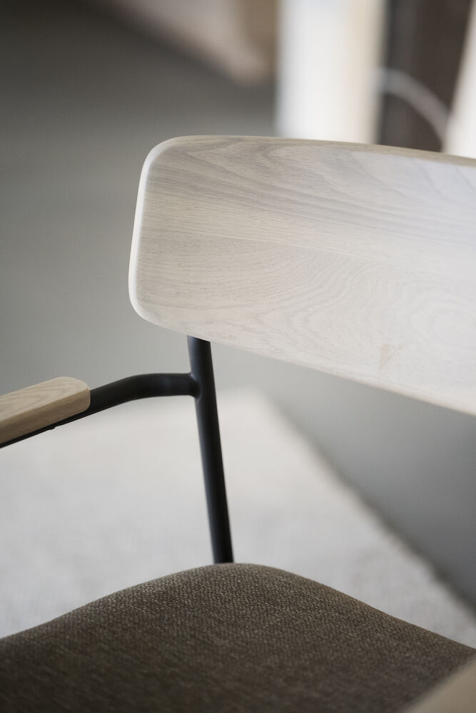 Maymont karmstol vitpig.ekrygg/mörkbeige tyg/svart metall stapelbar, en produkt av hög kvalitet till bra pris från Ulfåsa möbler