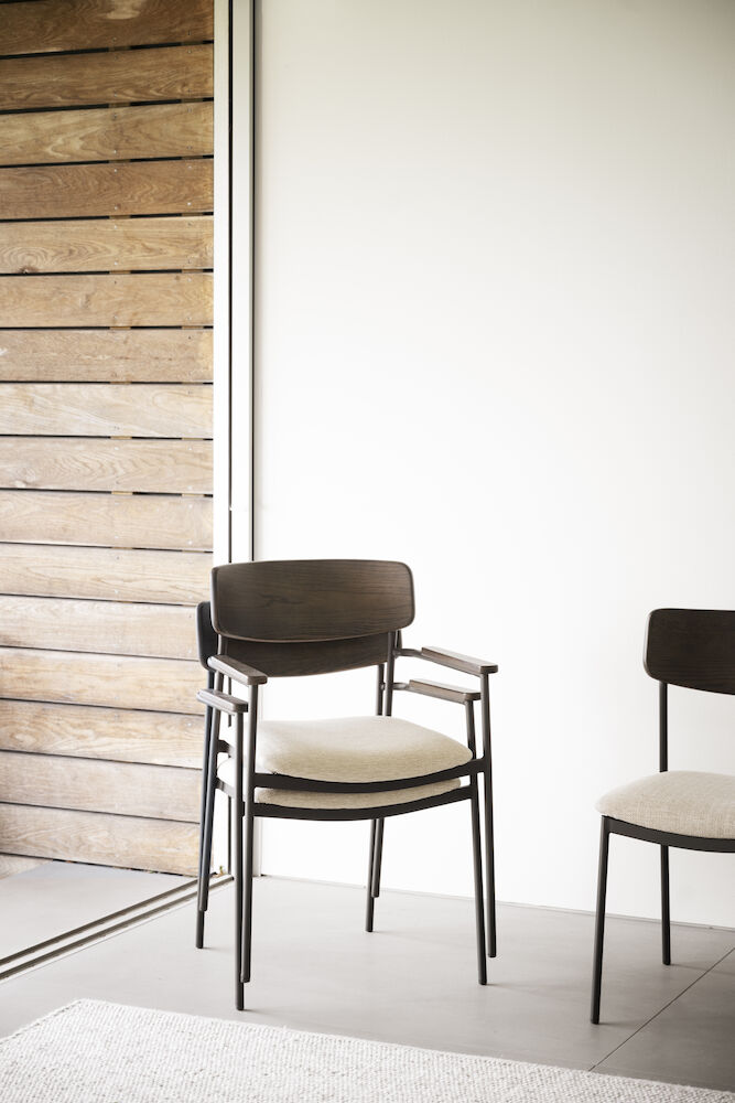 Maymont karmstol brun ekrygg/ljusbeige tyg/svart metall stapelbar, en produkt av hög kvalitet till bra pris från Ulfåsa möbler