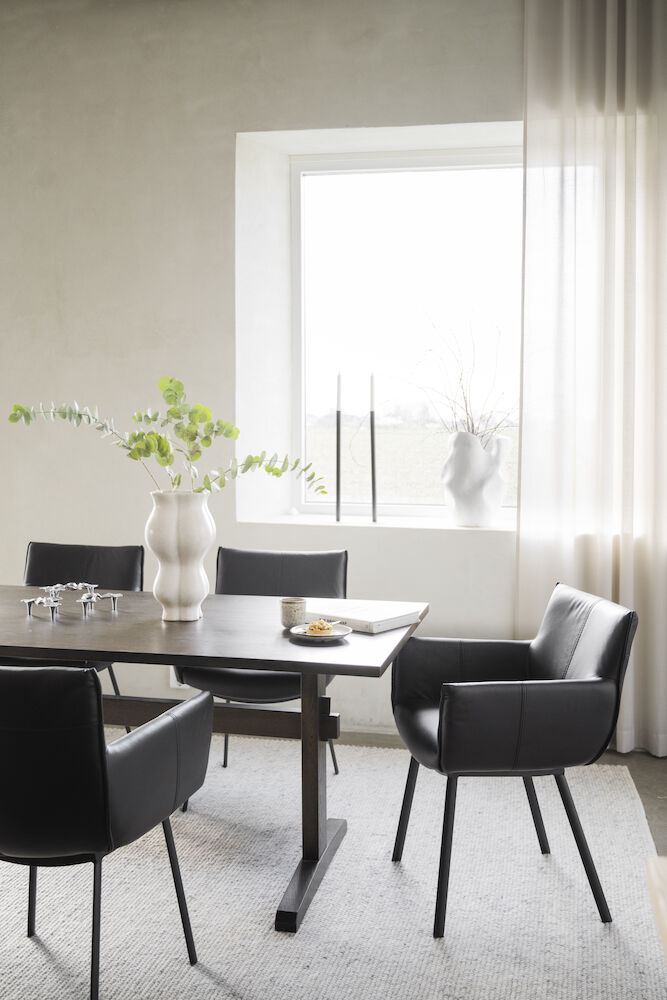 Hinckley karmstol svart läder/svart metall, en produkt av hög kvalitet till bra pris från Ulfåsa möbler