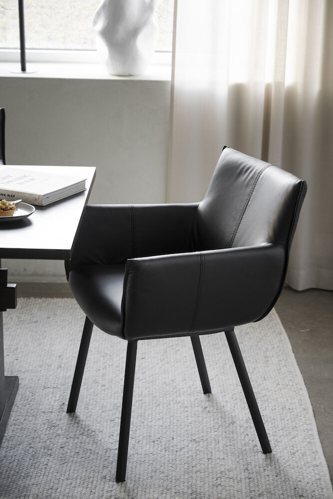 Hinckley karmstol svart läder/svart metall, en produkt av hög kvalitet till bra pris från Ulfåsa möbler