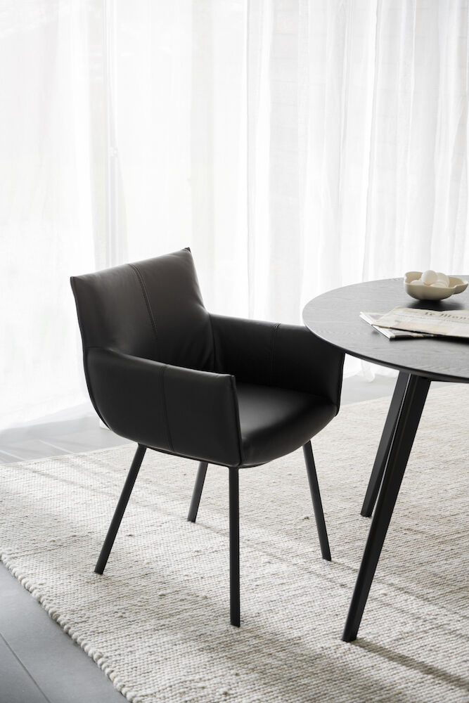 Hinckley karmstol svart läder/svart metall, en produkt av hög kvalitet till bra pris från Ulfåsa möbler