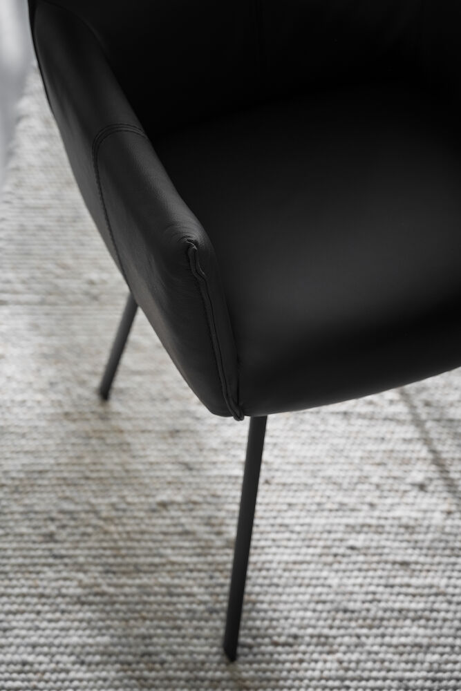 Hinckley karmstol svart läder/svart metall, en produkt av hög kvalitet till bra pris från Ulfåsa möbler