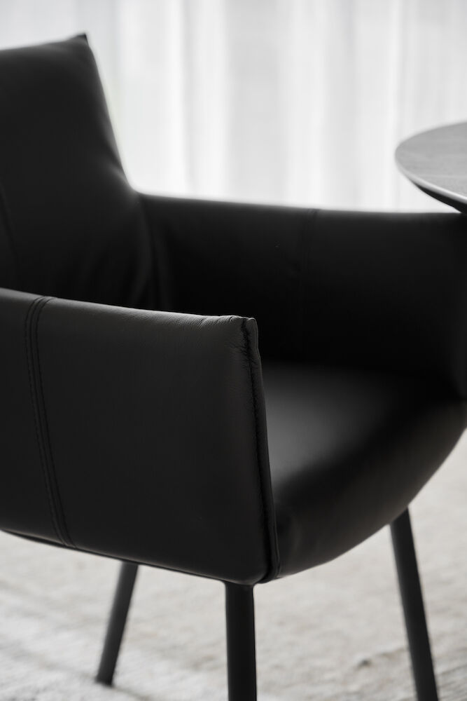 Hinckley karmstol svart läder/svart metall, en produkt av hög kvalitet till bra pris från Ulfåsa möbler