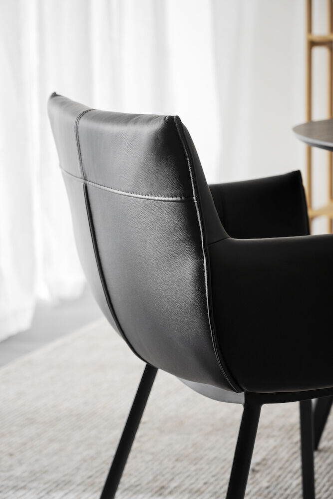 Hinckley karmstol svart läder/svart metall, en produkt av hög kvalitet till bra pris från Ulfåsa möbler