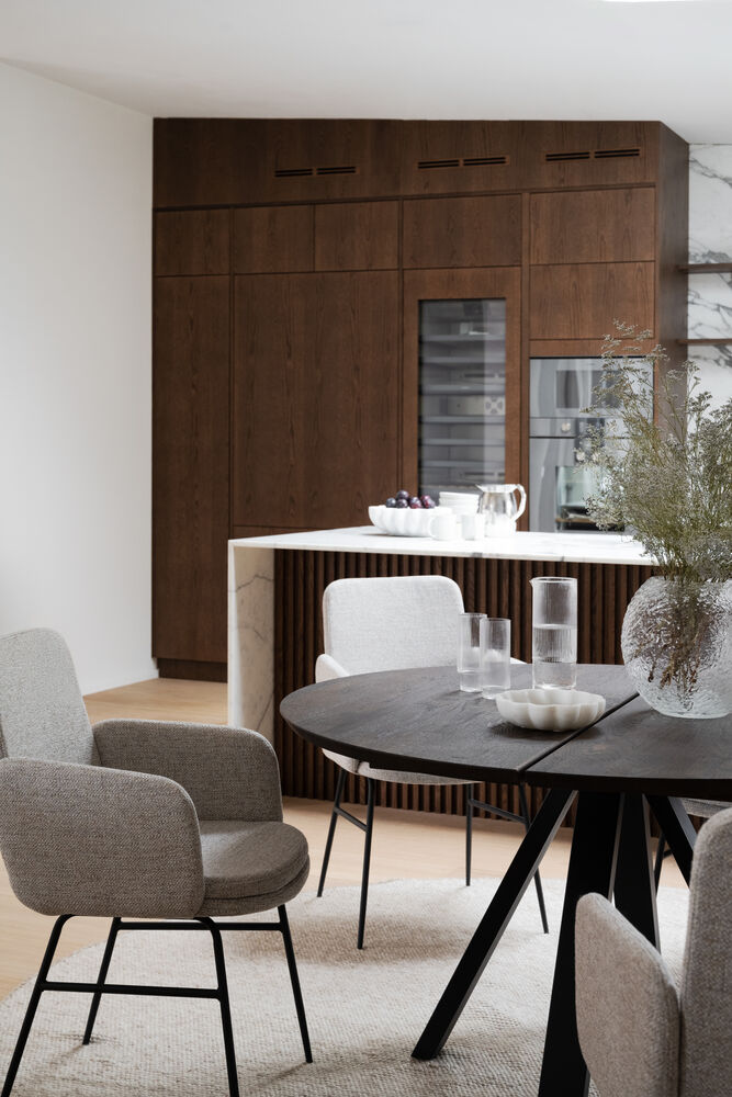 Conklin karmstol ljusbeige tyg/svarta metallben, en produkt av hög kvalitet till bra pris från Ulfåsa möbler